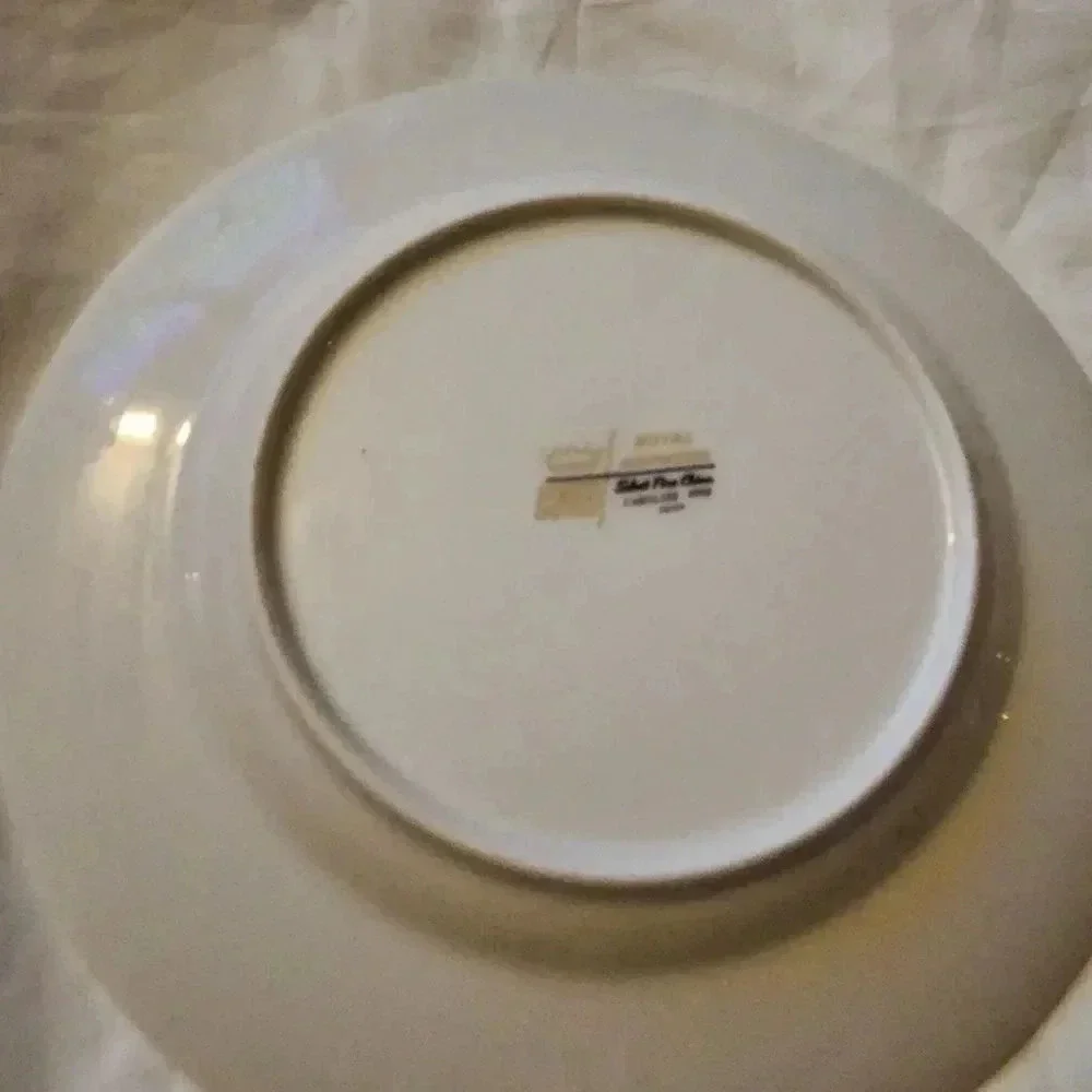 A set of 5 salad/dessert plates‎